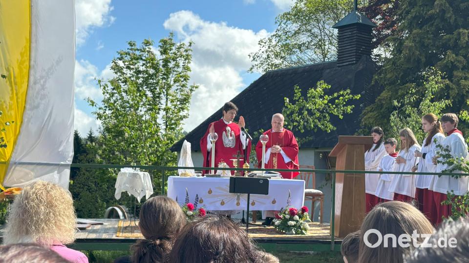 Der Altar vor der Kapelle mit (links) Pfarrer Georg Gierl und (rechts) Pater Darius Sztuk. Bild: cro