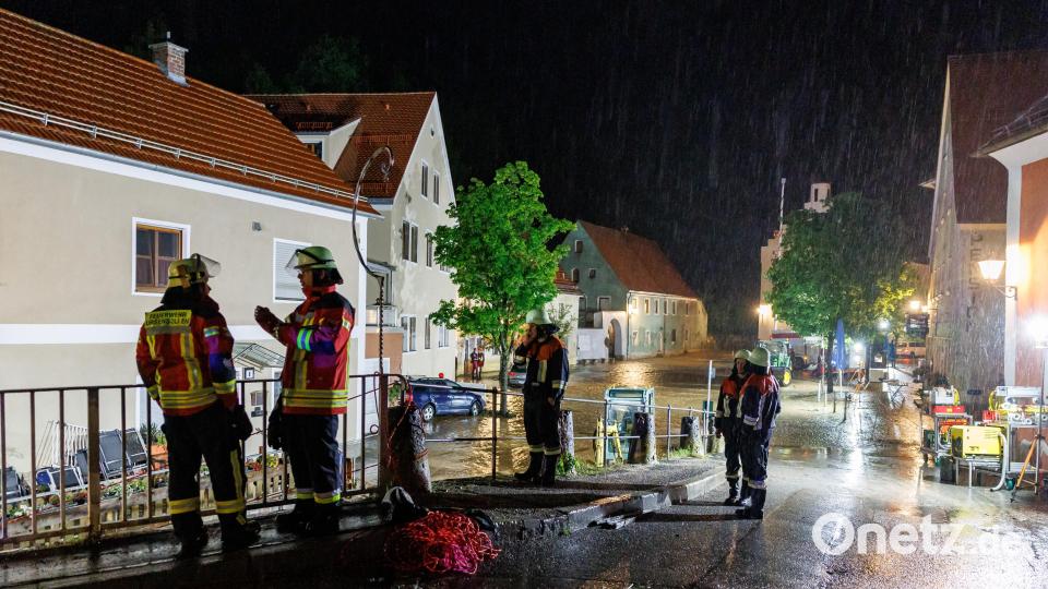Feuerwehrleute arbeiten am Rande der Überflutungen. Bild: Daniel Karmann/dpa