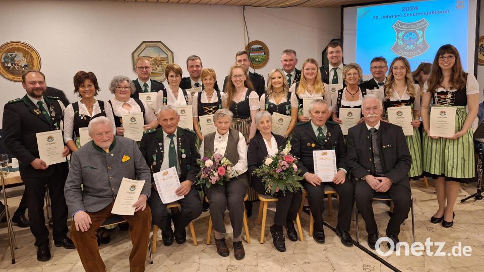 Einige Mitglieder Der SG Pursruck werden für besondere Verdienste ausgezeichnet (sitzend, von links): Ulrich Schmid, Alfred Schadl, Burga Biehler, Erika Grummt, Theodor Schadl und OSB-Präsident Franz Brunner; stehend (von links): Günther Rumpler, Brigitte Reng, Daniela Rumpler, Anton Heldmann, Renate Schäffer, Stefan Schadl, Jasmin Heinrich, Magdalena Biehler, Markus Schäffer, Corinna Donhauser, Franz Fruth, Franziska Fruth, Markus Schadl, Petra Donhauser, Werner Gottschalk, Patrizia Schäffer und Michaela Schäffer. Bild: Petra Donhauser/exb
