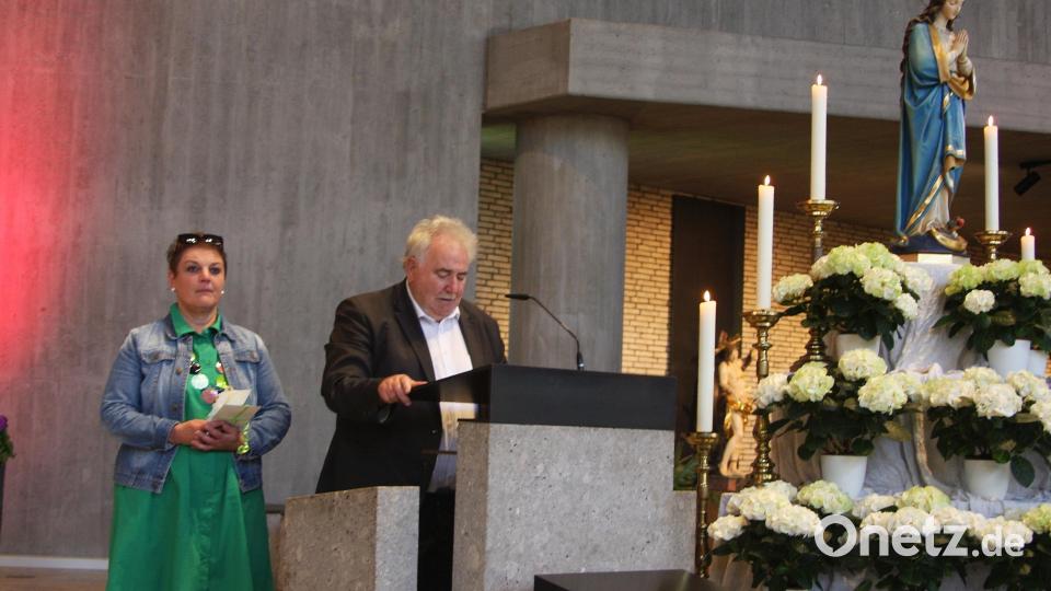 Für den Geistlichen der Pfarrei &quot;Sankt Sebastian&quot;, Bernd Philipp, und für den Kirchenchor gab&#039;s Geschenke aus den Händen von Anja Dubrowski (links) von der Seniorenfachstelle im Landratsamt Tirschenreuth und Peter Gold, der in seiner Eigenschaft als Kreisseniorenbeauftragter, auch die Schlussansprache übernommen hatte. Bild: wro