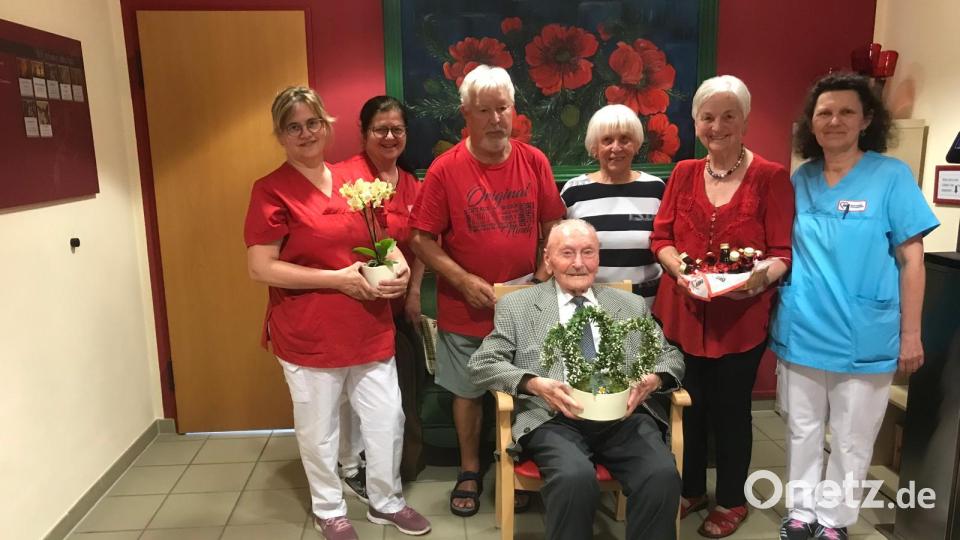 Johann Filchner im Kreise der Gratulanten (von links) Olga Hommel, Gabi Fritsch, Erich Watter, Sieglinde Rehm, Hilde Zebisch und Birgit Frischholz. Bild: Seniorenheim Franz Zebisch/exb