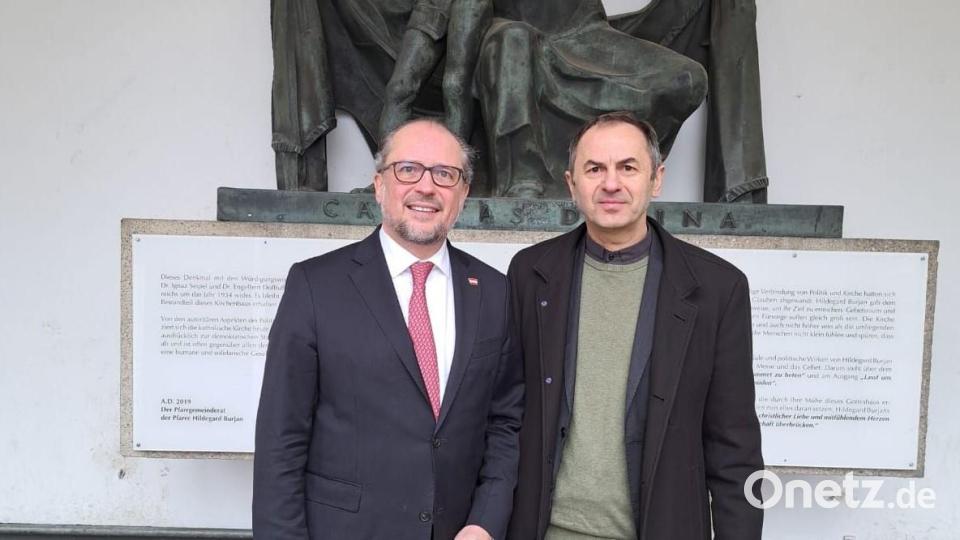 Die Stiftung und Arbeit von Pfarrer Martin Rupprecht interessiert bei einem Besuch in der Wiener Pfarrei &quot;Hildegard Burjan&quot; auch den österreichischen Außenminister Alexander Schallenberg. Bild: gz