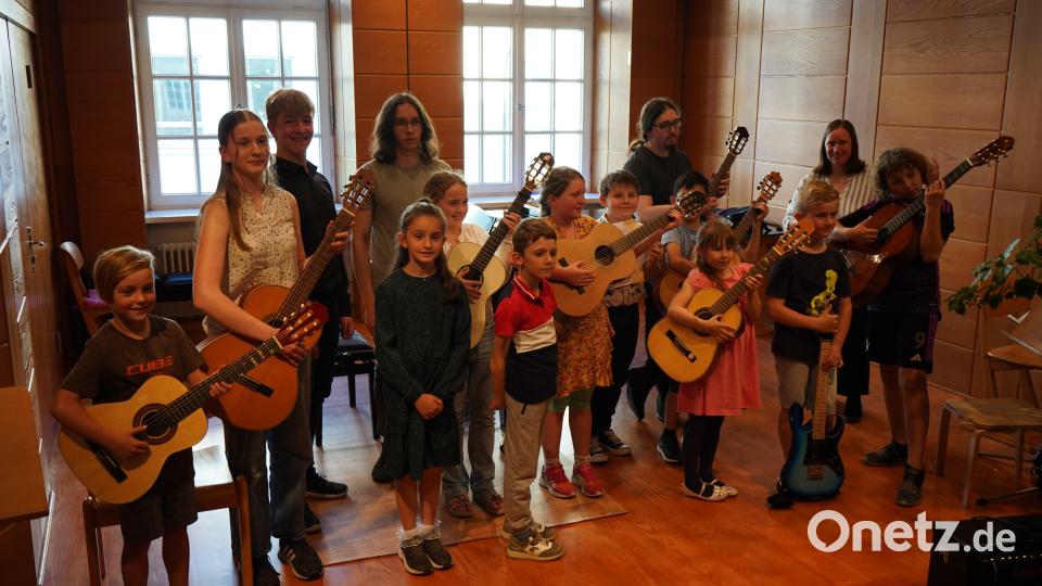 Die Gitarrenschüler überzeugen mit technischen Fähigkeiten und ihrer Leidenschaft für die Musik. Bild: Franz-Grothe-Schule, Städt. Musikschule/exb