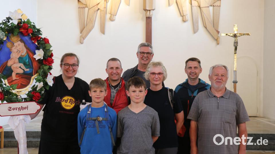 Die geehrten Wallfahrer mit den Bildträgern (von links): Christina Kergl, Paul Bummerl, Alexander Jitschin, Tobias Hermann, Walter Kleindienst, Susanne Ulrich, Pilgerführer Manuel Plößner und Vorbeter Otto Sertl. Bild: Willi Ertl