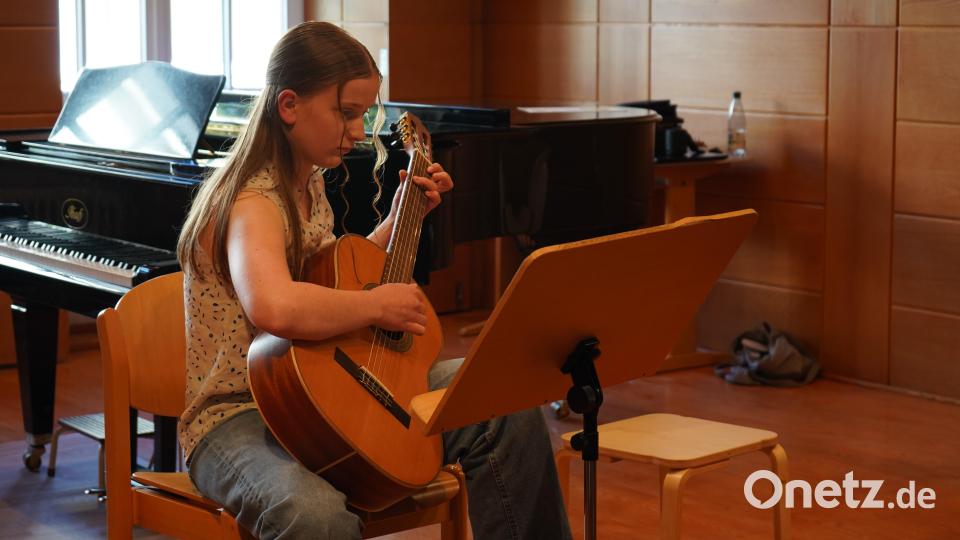 Auch diese Gitarristin begeistert das Publikum. Bild: Franz-Grothe-Schule, Städt. Musikschule/exb