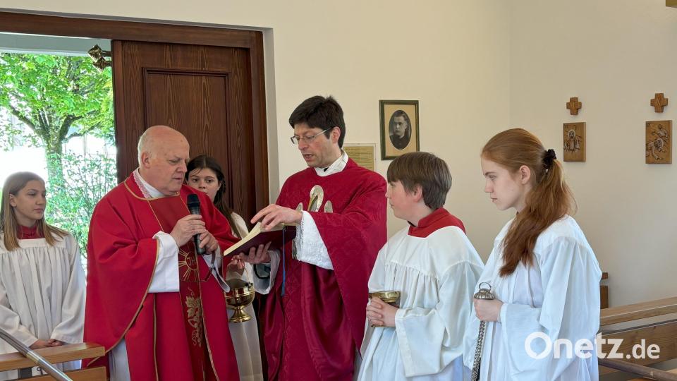 Die Weihe der Kapelle durch Pfarrer Georg Gierl (rechts) und Pater Darius Sztuk Bild: cro
