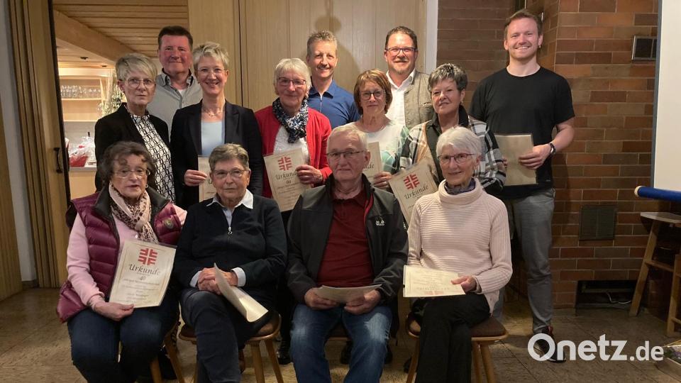 Beim TSV standen zahlreiche Ehrungen an: (stehend von links) Doris Reiß, Alois Obst, Regina Schraml, Frieda Vogelhuber, Thomas Obst, Wilma Schaumberger, Stephan Schübel, Ingrid Obst, Matthias Habedank, (sitzend von links) Doris Weidinger, Anni Fuhland, Richard Söllner und Erika Werner. Bild: TSV Pechbrunn/exb
