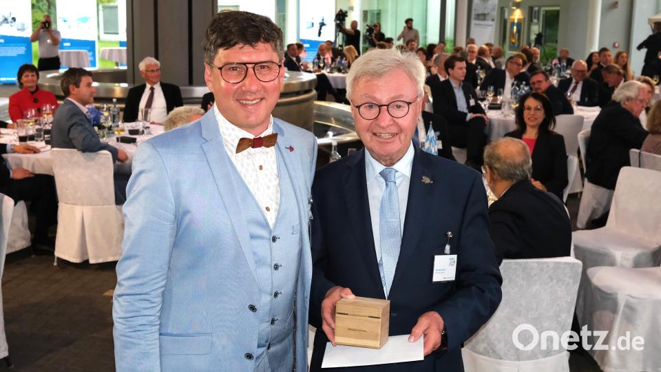 Stadlern Bürgermeister Gerald Reiter (links) gratuliert dem Unternehmer und Ehrenbürger Michael Koller (rechts) im Beisein von 150 geladenen Gästen zum Firmenjubiläum und überreichte ihm einen Stick mit Zeitungsausschnitten von 1964 und einem Film über den Bau der Fabrik vor 60 Jahren. Bild: Hirsch