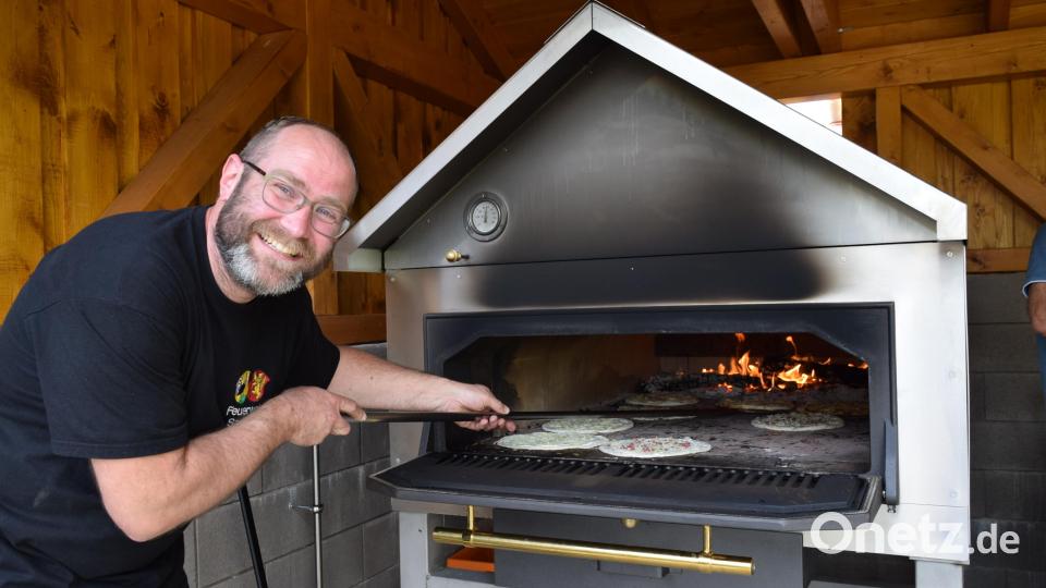 Er kennt den neuen Backofen in- und auswendig: Wolfgang Schober hat den Zusammenbau übernommen und fungierte auch als Grillmeister. Bild: wfe