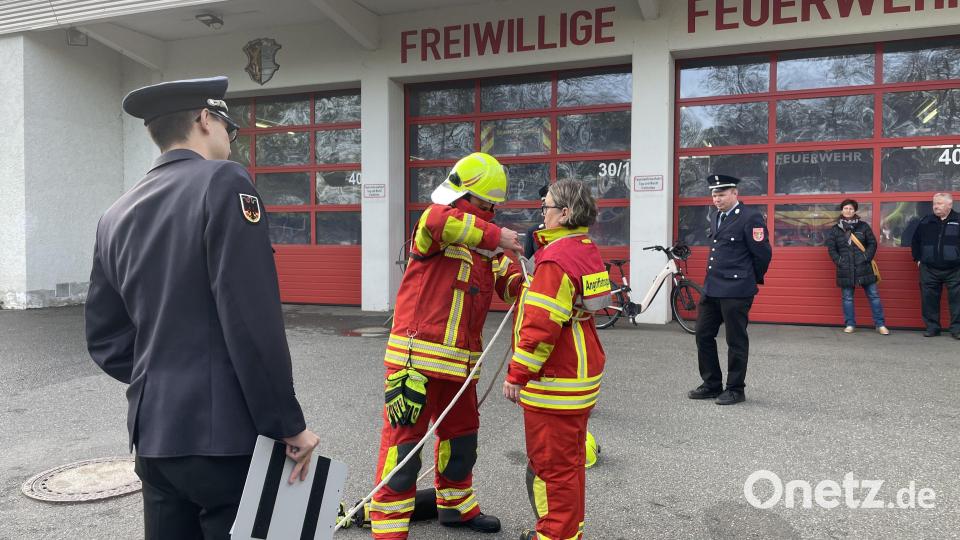 Die Teilnehmer der Leistungsprüfung führten das Knüpfen der Knoten vor. Bild: Corinna Hagn/exb