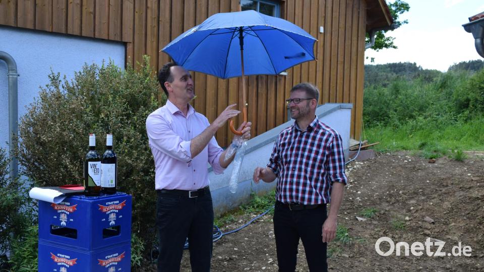 Zwar nieselte es wirklich während der Feierstunde, aber wirklich notwendig war der Schirm nicht, mit dem sich Bürgermeister Hans-Jürgen Strehl (links) bei Jochen Weiß (rechts) bedankte. Bild: wfe