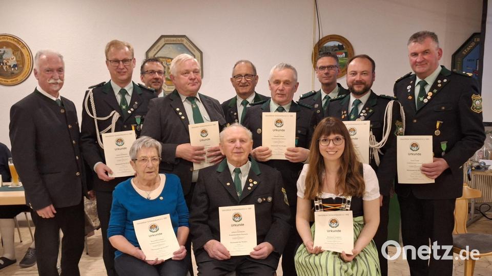 Die Schützengesellschaft D'Fensterbachtaler Pursruck ehrt langjährige Mitglieder (sitzend, von links): Roswitha Fehlner, Johann Heldmann und Michaela Schäffer; stehend (von links): OSB-Präsident Franz Brunner, Anton Heldmann, Herbert Heinrich, Günther Hirmer, Alfred Flierl, Theodor Schadl, Herbert Heldmann, Günther Rumpler und Schützenmeister Franz Fruth. Bild: Petra Donhauser/exb