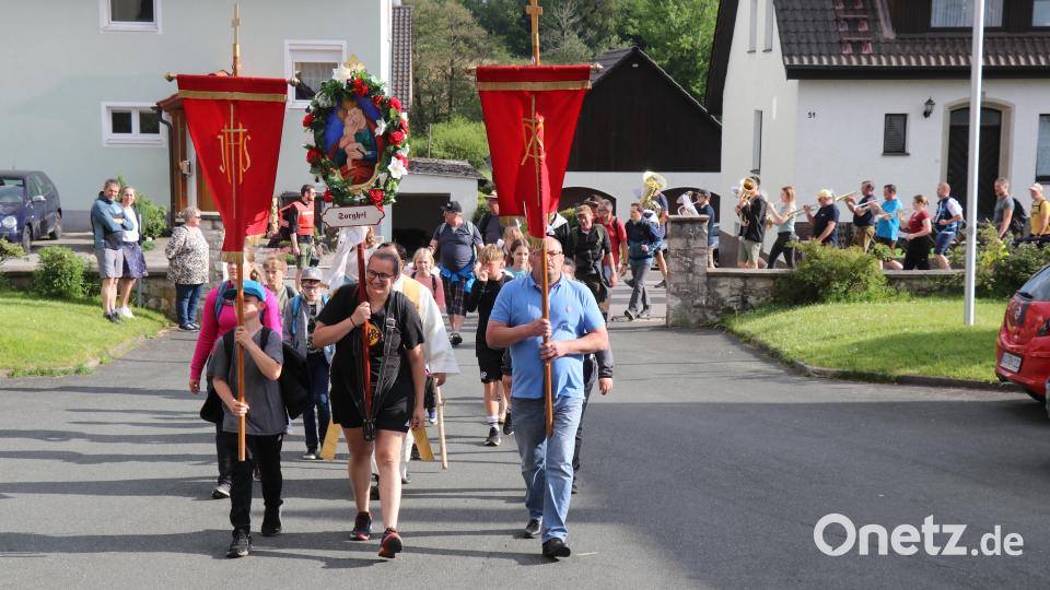 Sorghofer Wallfahrer bei der Rückankunft in Sorghof Bild: Willi Ertl