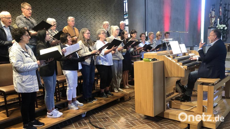 Für die musikalische Umrahmung war der gemischte Chor der Stadtpfarrkirche &quot;Sankt Sebastian&quot; zuständig. Leiter und Organist war Werner Stehbach. Bild: wro