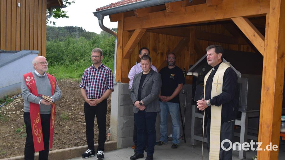 Pfarrer Matthias Ahnert (links) und Pfarrer Hans Zeltsperger (rechts) segneten die Anlage. Bild: wfe