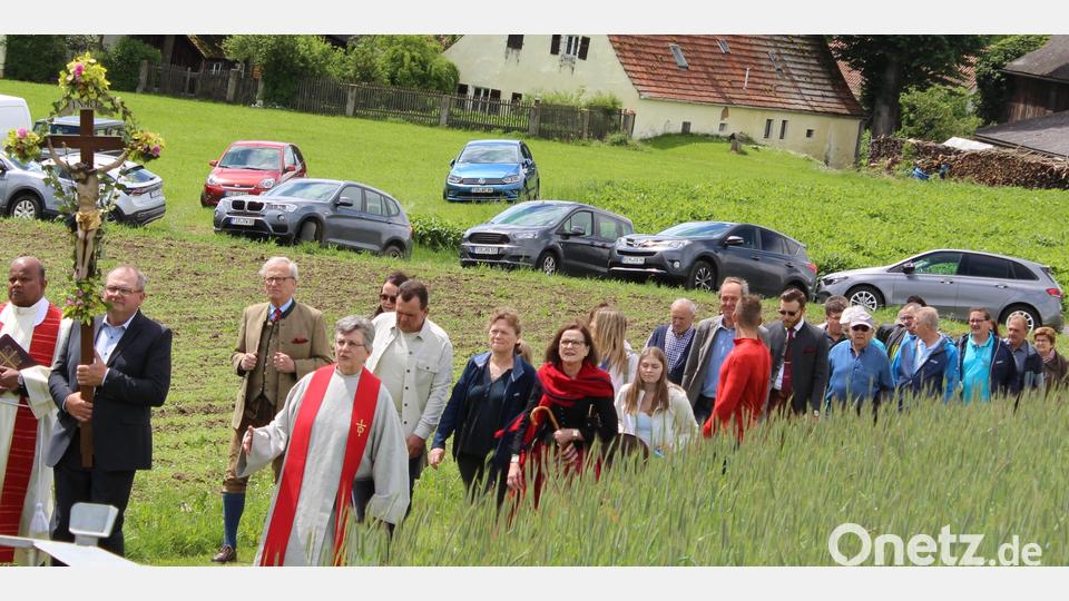 Eine kleine Prozession führte bei der Pfingstandacht von der katholischen zur evangelischen Kirche. Bild: Herbert Mattes/exb