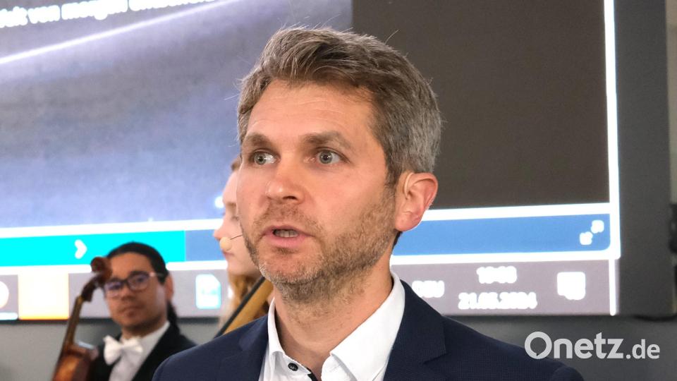 Der Geschäftsführer der Deutschen Gesellschaft „Club of Rome“, Andreas Huber, mahnte die Geburtstagsgäste zu Demut und Bescheidenheit. Bild: Hirsch