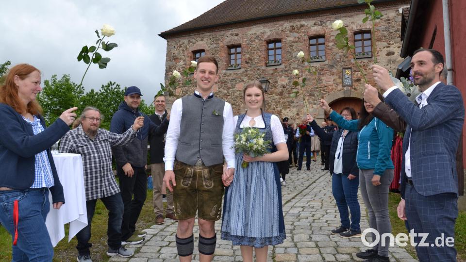 Vincent Steger und Jessica Steger, geborene Piehler, heiraten auf Schloss Burgtreswitz. Viele Glückwünsche können sie von der Feuerwehr Böhmischbruck, den Haisl-Freunden sowie von den Arbeitskollegen entgegennehmen. Bild: gi