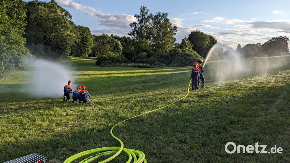 Die Jugendfeuerwehr beim Löschangriff. Bild: Franz Rickauer/exb