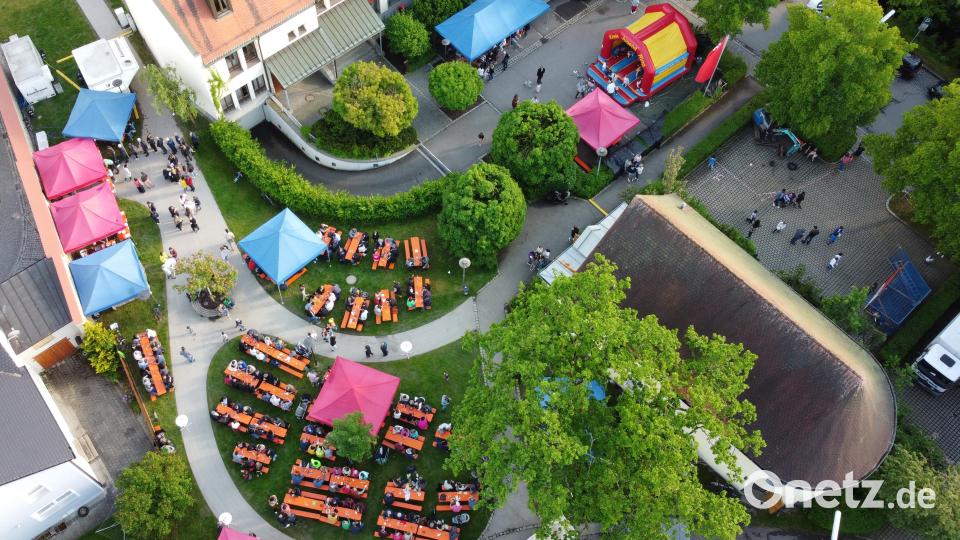 Die Kolpingsfamilie Kemnath hatte am Pfingstsonntag zum Gartenfest am Gesellenhaus eingeladen. Auf den Parkplätzen der Sparkasse (rechts) gab es für die Kinder eine Hüpfburg, das &quot;Juko-Mobil&quot; sowie eine Torwand und einen Bagger. Auf der Grünfläche fanden die Band sowie die Essensstände und Sitzmöglichkeiten ihren Platz. Bild: Kolpingsfamilie Kemnath/exb