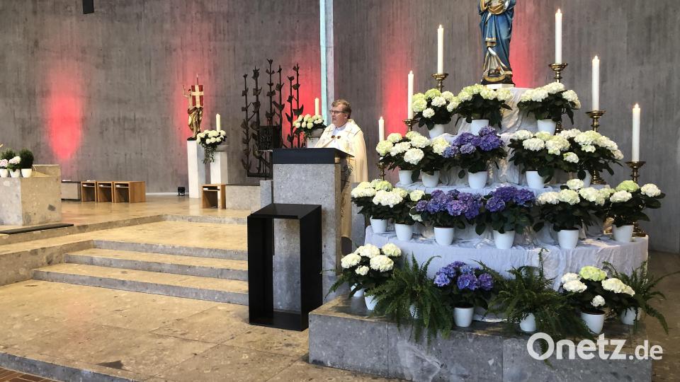 Zelebriert wurde die Andacht von Stadtpfarrer Bernd Philipp aus Waldershof. Bild: wro