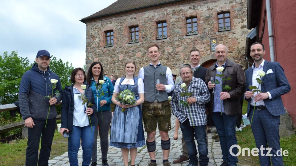 Vincent und Jessica Steger strahlen bei ihrer Hochzeit auf Schloss Burgtreswitz um die Wette. Bild: gi