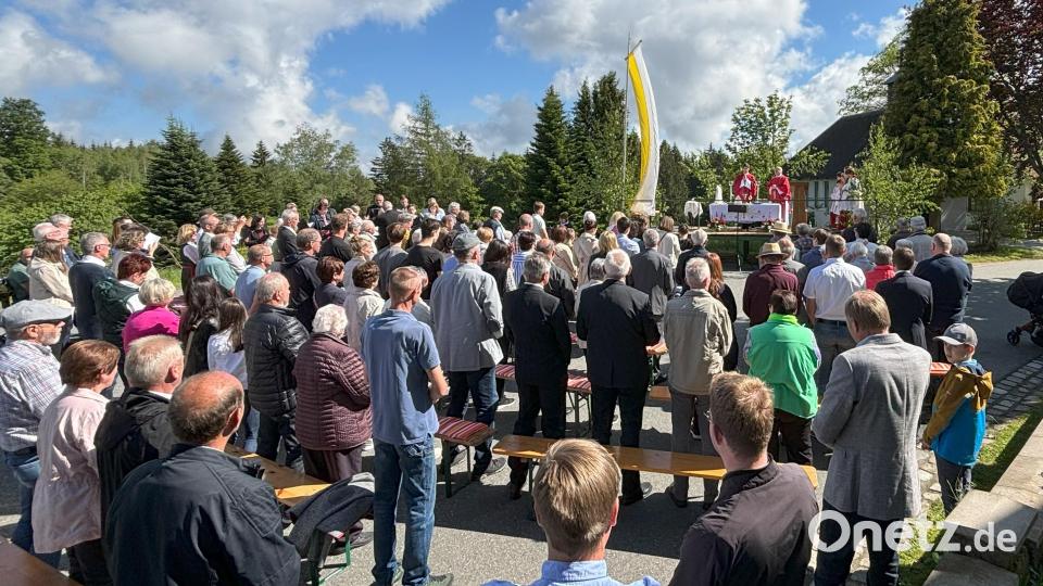 Zahlreiche Besucher kommen zum Gottesdienst. Bild: cro