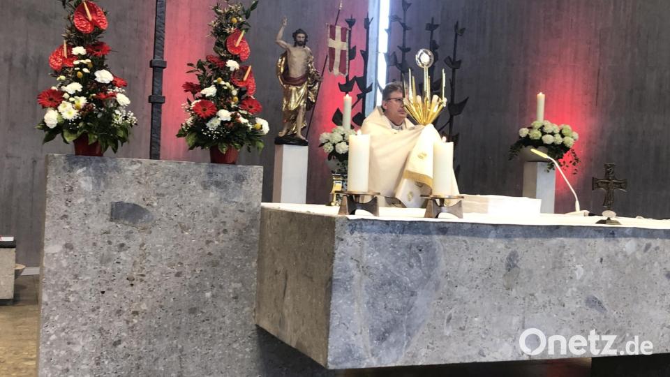 Zelebriert wurde die sehr gut besuchte Andacht von Stadtpfarrer Bernd Philipp aus Waldershof (Bild). Bild: wro