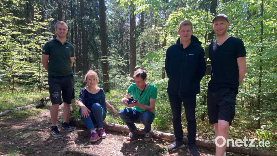 Nach getaner Arbeit am Orchideenweg: Philipp Nitzbon, Vorsitzender der Landjugend, Bürgermeisterin Brigitte Bachmann-Mühlinghaus, Horst Schwemmer vom BN, Marco Nitzbon und Uwe Kölbel (Landjugend). Bild: Horst Schwemmer/exb