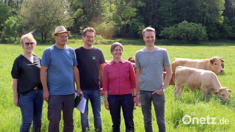 Das Thema Ganzheitlichen Weidemanagement fand ein breites Interesse: (von links) Birgland-Bürgermeisterin Brigitte Bachmann, Biolandwirt Roland Heldrich, Thomas Lang (Vorsitzender LVÖ), Naturschutz-Beraterin Katharina Schertler und Johann Ehrensperger von der Lammsbräu Neumarkt. Bild: mfh
