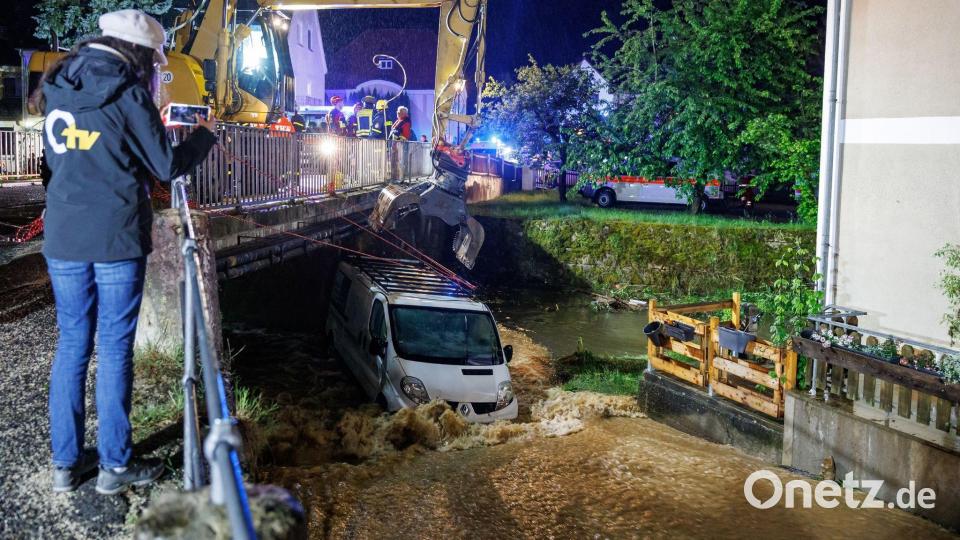 Mit einem Bagger musste dieser Kastenwagen im bayerischen Kastl geborgen werden. Bild: Daniel Karmann/dpa