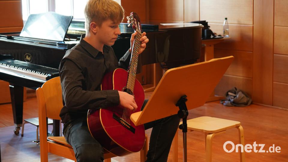 Dieser junge Gitarrist zeigt, was er gelernt hat. Bild: Franz-Grothe-Schule, Städt. Musikschule/exb