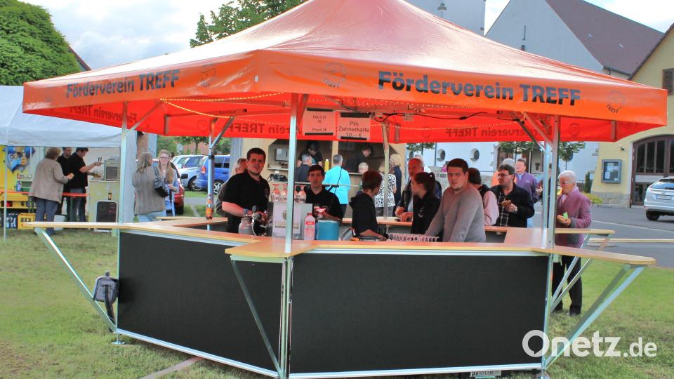 Die orange Dachbespannung des Pilsstandes ist ein besonderer Blickfang bei Veranstaltungen im Gemeindebereich – ein Treffpunkt zum „ratschen“ von Festbesuchern. Archivbild: att