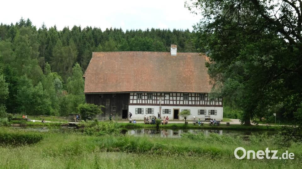 Mit der Verlagerung des historischen Gebäudes von Rauberweiherhaus nach Neusath hat der Bezirk Oberpfalz ein bedeutendes Zeugnis der Baugeschichte gerettet. Bild: Hirsch