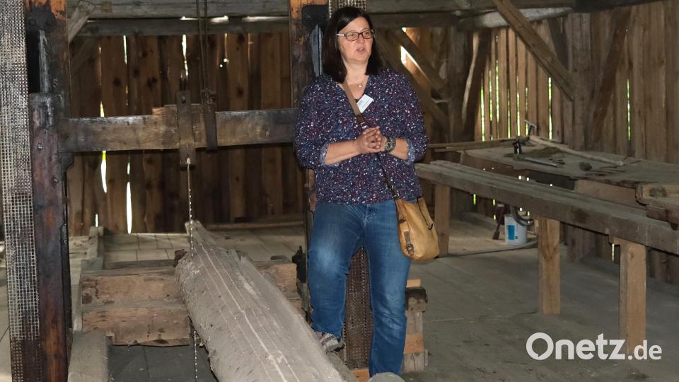 Gästeführerin Sabine Grötsch erklärt beim Mühlentag die Abläufe im Sägewerk &quot;Pfaffengschwand&quot;. . Bild: Hirsch