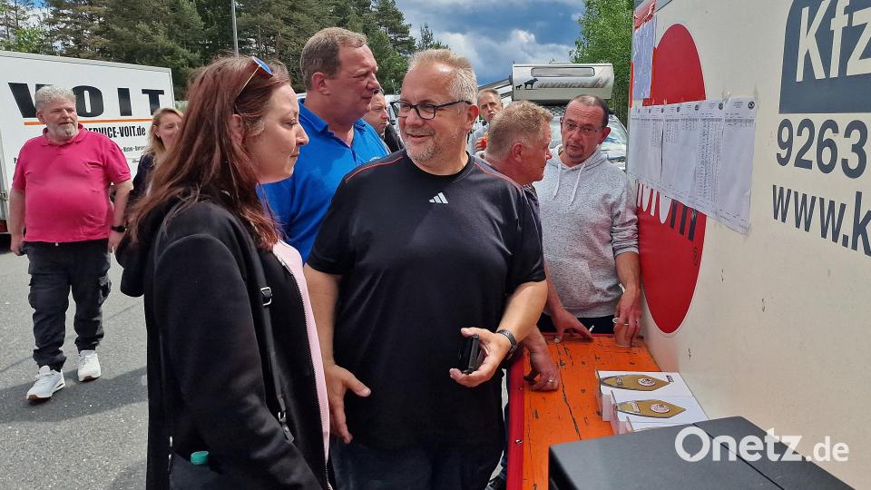 Die Zuschauer belagern die Auswertungen um zu sehen, wo ihr Favorit oder Mitbewerber sich platziert hat. Bild: R. Kreuzer
