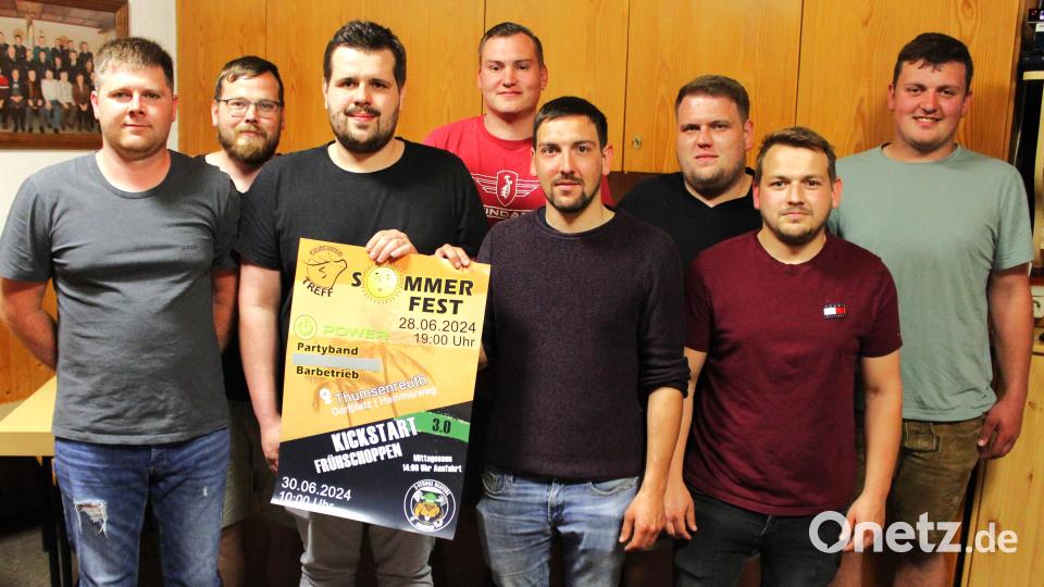 Für das Sommerfest laufen die Vorbereitungen auf vollen Touren: Thomas Busch (vorne, von links), Michael Ruland jr., Christoph Maderer und Mario Maderer sowie (hinten, von links) Patrick Völkl, Marius Hederer, Johannes Ruland und Fabian Moller freuen sich auf die Veranstaltung. Bild: att