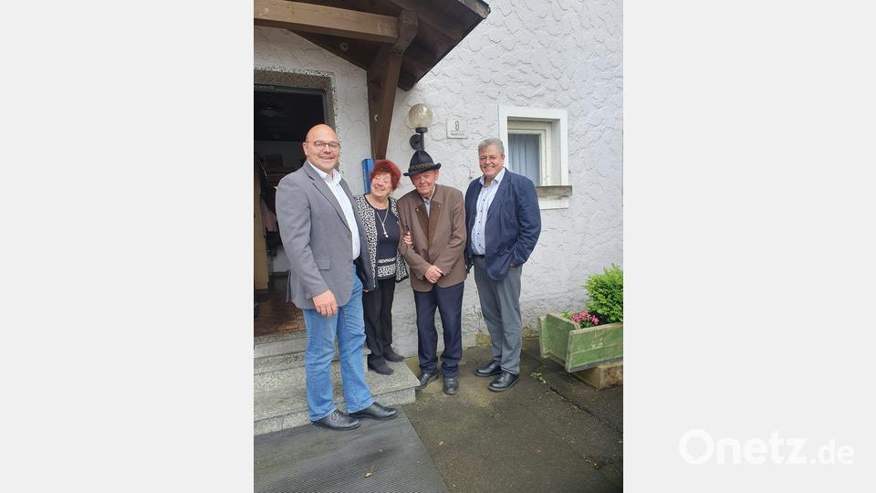 Richard Retzer und seine Schwester Emma mit Pater Adrian Kugler (rechts) und Bürgermeister Johannes Schmid (links) Bild: lgc