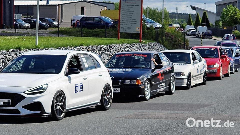 Vor dem Start stehen die Fahrzeuge hintereinander. Bild: R. Kreuzer