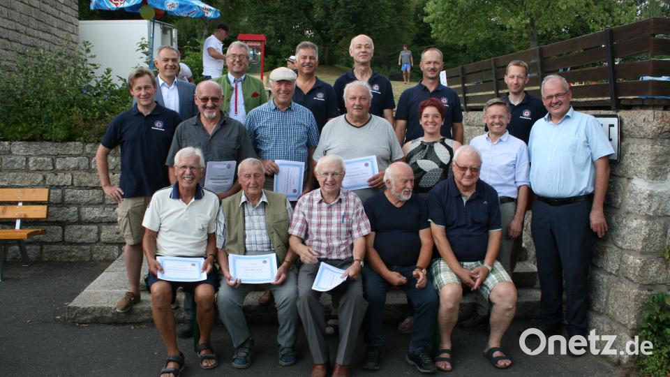 Die Verdienste von acht Gründungsmitgliedern würdigte die Wasserwacht-Ortsgruppe: (vorne von links, sitzend) Klaus Schmalzreich, Ehrenvorsitzender Karl Schultes, Klaus-Peter Rohrer, Herbert Rohrer, Heinz Störtzer, (mittlere Reihe von links) Vorsitzender Markus Münchmeier, die Gründungsmitglieder Helmut Wildenauer, Bernhard Schaumberger, Elmar Radimerski, die Landtagsabgeordneten Anna Tomann und Tobias Reiß, Bürgermeister Gottfried Härtl, (hinten von links) stellvertretender Landrat Roland Grillmeier, Bürgermeister Toni Dutz, Zweiter Vorsitzender Harald Heindl, Wasserball-Schiedsrichter Reinhard Zeitler, Jugendleiter Markus Kellner und Technischer Leiter Johannes Mühlbauer. Bild: roh