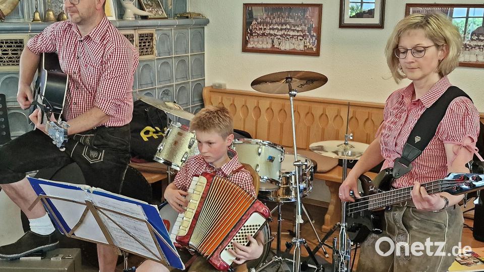 Das Schellenberg-Duo Wolfgang Plödt und Marina Völkl (rechts) startet den Nachmittag. Völkls 13-jähriger Sohn Tobias spielt auch schon eifrig mit. Bild: R. Kreuzer