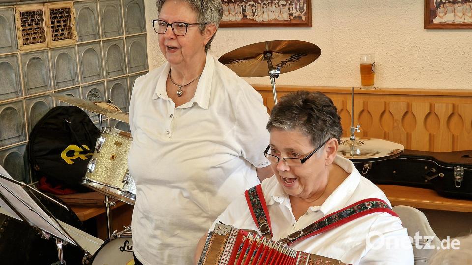 Die &quot;Seebauer-Moidla&quot; Marga und Marille singen eine Polka und das Lied „Alte Linde“. Bild: R. Kreuzer