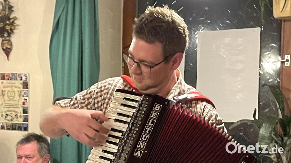Roland Steger sorgte mit seinem Akkordeon für Stimmung. Bild: Josef Dietl/exb