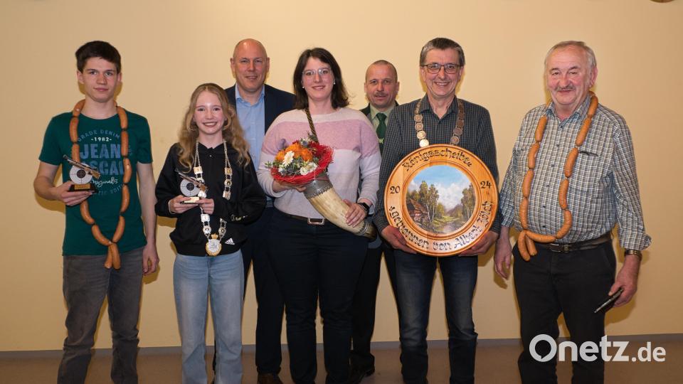 Die Schützengesellschaft Liebenstein hat neue Würdenträger: (von links) Vorjahresjugendkönig Peter Gmeiner, Jugendkönigin Celina Beer, Zweiter Bürgermeister Markus Preisinger, Schützenliesl Claudia Kutzer, Schützenmeister Bernhard Weber, Schützenkönig Albert Zölch und Vorjahreskönig Gregor Ziegler. Bild: Bernhard Weber/exb