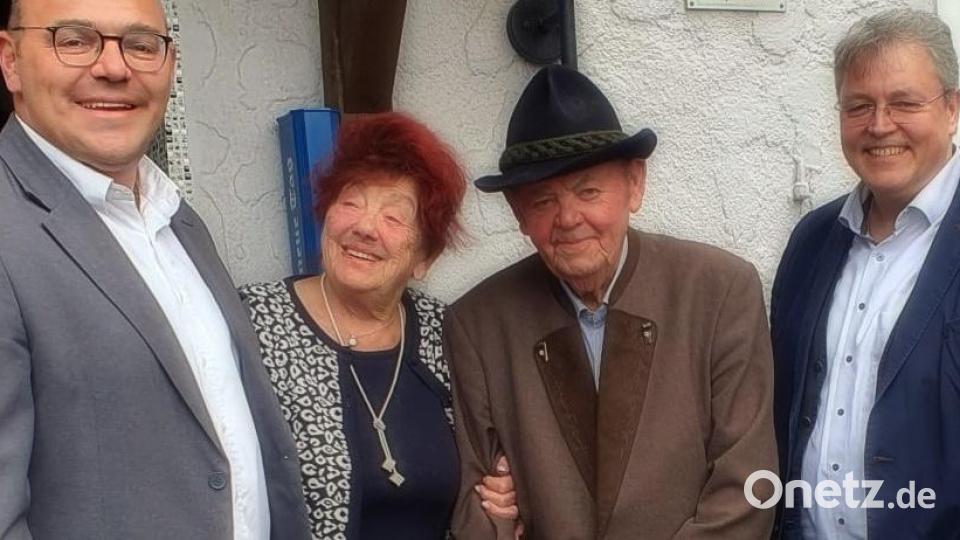 Richard Retzer und seine Schwester Emma mit Pater Adrian Kugler (rechts) und Bürgermeister Johannes Schmid (links) Bild: lgc