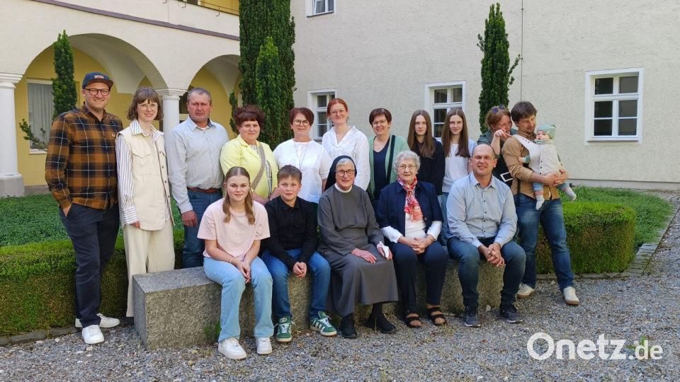 Schwester M. Maurita ist glücklich im Kreise ihrer Familie, die mit ihr im Kloster Mallersdorf den 85. Geburtstag feiert. Bild: Moritz Rieder/exb