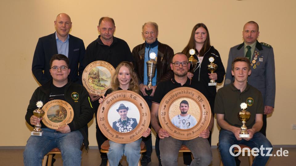 Es gab auch zahlreiche Pokale und Ehrenscheiben zu gewinnen. Bild: Bernhard Weber/exb