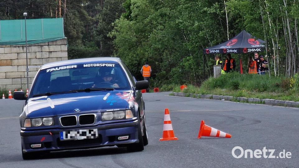 Spektakulär geht es beim Slalom in den Kurven zu, um schnell den Parcours zu durchfahren. Eine umgefallene Pylone bedeutet einen Strafpunkt. Bild: R. Kreuzer