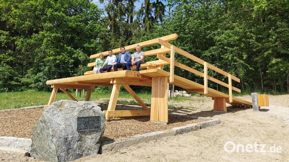 XXL-Sitzbank bei Oberviechtach: Probesitzen mit Bürgermeister Rudolf Teplitzky (Zweiter von links). Bild: Portner