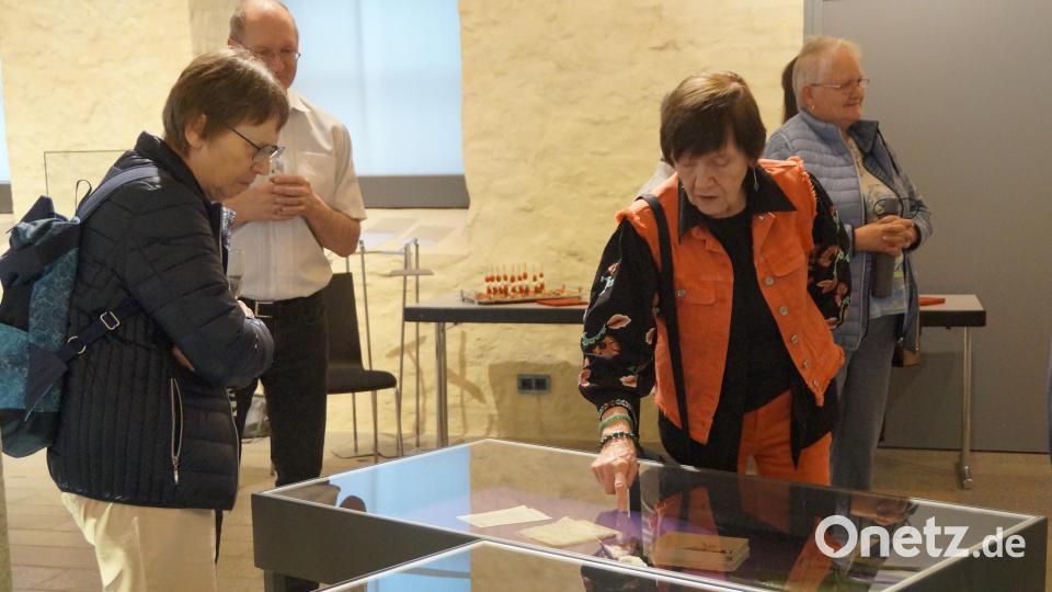José van Pamelen-Hagenaars erläutert den Gästen die Werke ihrer Sammlung. Bild: wel